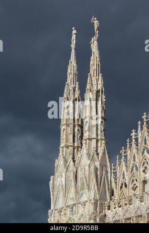 Spiers dell'antico Duomo di Milano. Le Spiers sono decorate con splendide statue scolpite in marmo bianco. Foto Stock