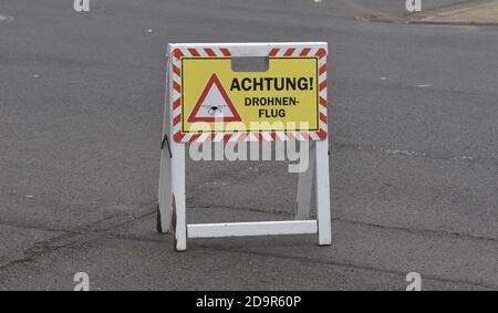 Colonia, Germania. 02 novembre 2020. Segnale di avvertimento attenzione volo drone è sulla strada Credit: Horst Galuschka/dpa/Alamy Live News Foto Stock