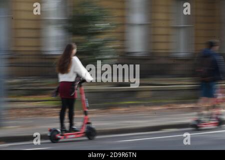 Bristol, Regno Unito. 7 Nov 2020. Streets of Bristol sono 0n prova di un lancio di e-scooter, le immagini mostrano le persone su di loro in e intorno Whiteladies Road e il Triangolo. Credito immagine: Robert Timoney/Alamy Live News Foto Stock