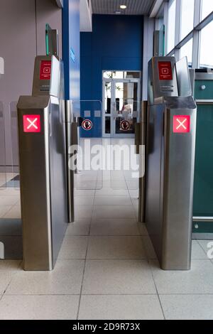 Il cancello d'ingresso all'aeroporto di Domodedovo è chiuso. Sistema di sicurezza con tecnologia touch per l'accesso al cancello d'ingresso. Foto Stock