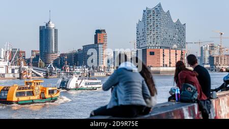 Amburgo, Germania. 07 novembre 2020. I visitatori del punto di osservazione 'Alter Elbtunnel' godono della vista da sud sull'Elba a HafenCity con la Elbe Philharmonic Hall nel mite clima autunnale con una temperatura dell'aria di 13 gradi Celsius e sole. Credit: Markus Scholz/dpa/Alamy Live News Foto Stock