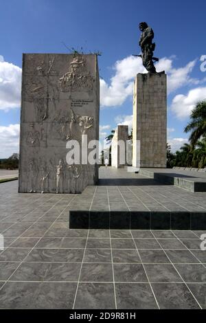 Santa Clara, Cuba. Il Mausoleo che Guevara è un monumento commemorativo a Santa Clara, Cuba, situato in 'Plaza che Guevara'. Ospita i resti del rivoluzionario Ernesto 'che' Guevara e ventinove dei suoi compagni combattenti uccisi nel 1967 durante il tentativo di Guevara di stimolare una rivolta armata in Bolivia. Che Guevara è sepolto in questo monumento Foto Stock