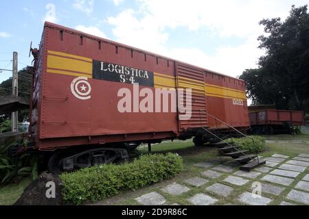 Cuba, Santa Clara, conosciuta come la 'Città dell'eroica guerriglia' dove che Guevara guidò la battaglia per rovesciare la Batista nel 1958 in città una delle azioni chiave fu quando che Guevara utilizzò un apripista per deragliare un treno corazzato. Il monumento di Tren Blindado ricrea la scena utilizzando le carrozze originali Foto Stock
