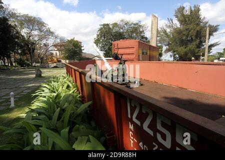 Cuba, Santa Clara, conosciuta come la 'Città dell'eroica guerriglia' dove che Guevara guidò la battaglia per rovesciare la Batista nel 1958 in città una delle azioni chiave fu quando che Guevara utilizzò un apripista per deragliare un treno corazzato. Il monumento di Tren Blindado ricrea la scena utilizzando le carrozze originali Foto Stock