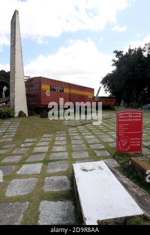 Cuba, Santa Clara, conosciuta come la 'Città dell'eroica guerriglia' dove che Guevara guidò la battaglia per rovesciare la Batista nel 1958 in città una delle azioni chiave fu quando che Guevara utilizzò un apripista per deragliare un treno corazzato. Il monumento di Tren Blindado ricrea la scena utilizzando le carrozze originali Foto Stock