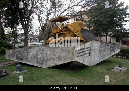 Cuba, Santa Clara, conosciuta come la 'Città dell'eroica guerriglia' dove che Guevara guidò la battaglia per rovesciare la Batista nel 1958 in città una delle azioni chiave fu quando che Guevara utilizzò un apripista per deragliare un treno corazzato. Il monumento di Tren Blindado ricrea la scena utilizzando le carrozze originali Foto Stock