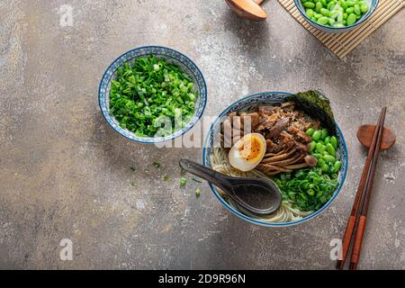 Ramen di shio di pollo o zuppa di brodo salato, cucina giapponese, spazio fotocopie Foto Stock