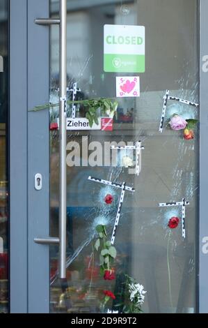 Vienna, Austria. 7 Nov 2020. La gente piange le vittime dell'attentato terroristico del 02 novembre 2020. Credit: Franz PERC / Alamy Live News Foto Stock