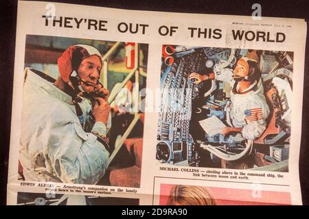 Varie foto all'interno di un quotidiano souvenir standard serale (replica) per gli sbarchi della Luna dell'Apollo 11 il 21 luglio 1969. Foto Stock