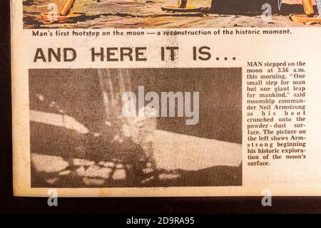 Primo passo foto all'interno di un quotidiano serale standard (replica) per gli sbarchi della Luna dell'Apollo 11 il 21 luglio 1969. Foto Stock