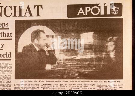 Foto del presidente Richard Nixon all'interno di un quotidiano souvenir standard serale (replica) per gli sbarchi della Luna dell'Apollo 11 il 21 luglio 1969. Foto Stock