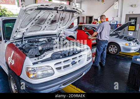 Miami Florida, Biscayne Boulevard Jiffy Lube, cambio dell'olio del veicolo dipendente business servizio di lavoro area di baia cambio, Foto Stock