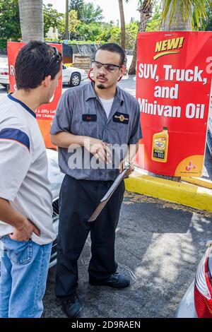 Miami Florida,Biscayne Boulevard Jiffy Lube,dipendente del responsabile del servizio clienti del settore cambio olio veicolo,spiega come offrire offerte di offerta, Foto Stock