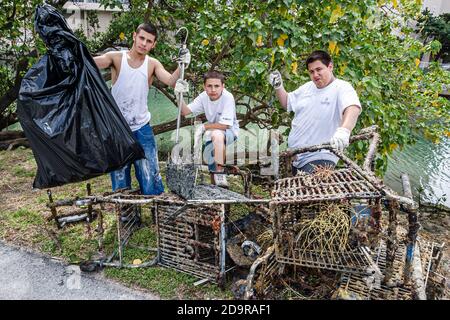 Miami Beach Florida, teen teenager Job Corps volontari, ragazzi ispanici spazzatura spazzatura rifiuti lettiera, pulizia pulizia pulito raccolto Tatum Foto Stock