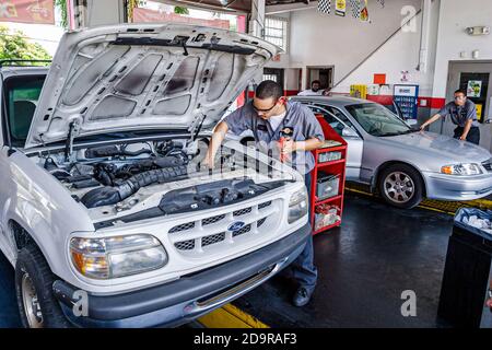 Miami Florida, Biscayne Boulevard Jiffy Lube, cambio dell'olio del veicolo dipendente business servizio di lavoro area di baia cambio, Foto Stock