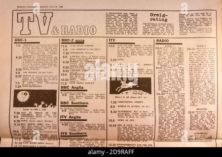 Guida TV e radio all'interno di un quotidiano standard serale (replica) per gli sbarchi della Luna dell'Apollo 11 il 21 luglio 1969. Foto Stock