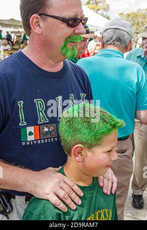 Miami Florida, Coral Gables Ponce Circle Park, St Patrick's Day Festival annuale cultura irlandese tradizione indossare verde padre figlio capelli tinti barba, Foto Stock