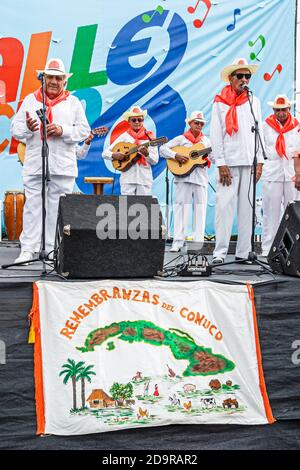 Miami Florida,Little Havana,Calle Ocho Festival,evento annuale immigrato ispanico dominicano artisti uomo musicisti, suonare chitarre sta Foto Stock