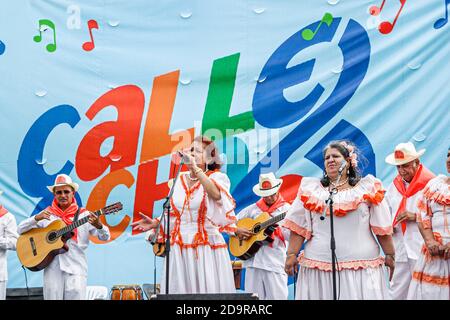 Miami Florida,Little Havana,Calle Ocho Festival,annuale evento ispanico donna uomo donna donne uomini canta cantando,suona musicisti di chitarra performi Foto Stock