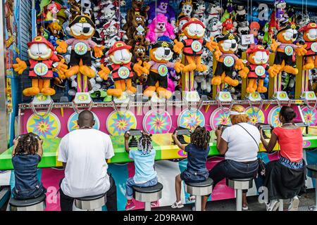Miami Florida,Dade County Fair & Exposition,evento annuale carnevale Midway game premies Animali ripieni,persone che giocano a Black African girl girls man, Foto Stock