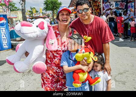 Miami Florida, fiera ed esposizione della contea di Dade, evento annuale carnevale Midway giochi premi animali ripieni, famiglia ispanica genitori figli padre madre, Foto Stock