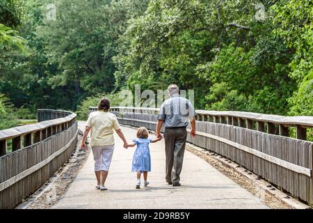 Louisiana Northshore, Abita Springs, Tammany Trace rail trail conversione, famiglia genitori bambino ragazza figlia madre padre a piedi, Foto Stock