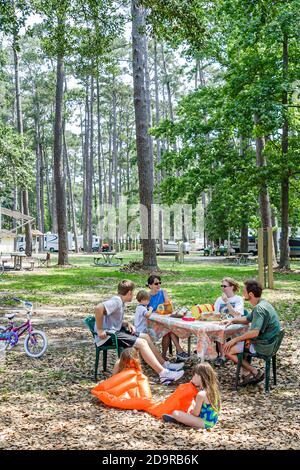 Louisiana Northshore, Madisonville, Fairview Riverside state Park famiglia genitori bambini madre padre campeggio ragazza ragazzo, Foto Stock