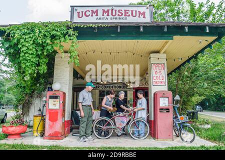 Louisiana Northshore, Abita Springs, Abita Mystery House UCM Museum primitiva arte antiquariato stranezze collezione, famiglia visitatori in cerca, Foto Stock