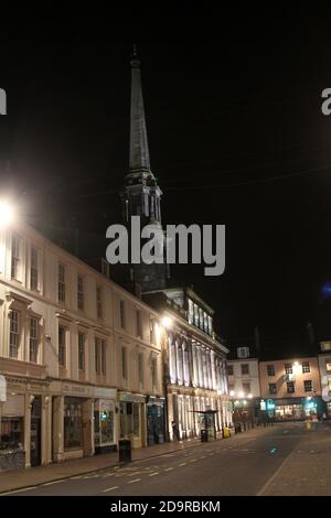 Ayr, Ayrshire, Scozia, Regno Unito. Un municipio illuminato all'angolo tra High Street e New Bridge Street & Sandgate. Il municipio di Ayr è un edificio comunale a New Bridge Street, Ayr, Scozia. Il municipio, che era il quartier generale del consiglio di Ayr Burgh, è un edificio di categoria A. Thebuilding è stato progettato da Thomas Hamilton in stile neoclassico, costruito da Archibald Johnston in pietra di ashlar ad un costo di £9.965 ed è stato completato nel novembre 1830. Foto Stock