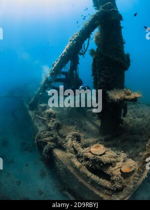 10 settembre 2020. Anapa, Russia. Freewiver professionale in muta e relitto con alghe marine sottomarine. Foto Stock