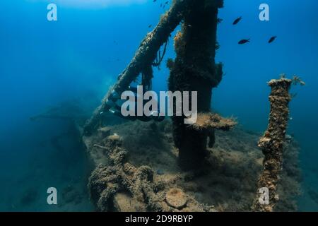 10 settembre 2020. Anapa, Russia. Freewiver professionale in muta e relitto con alghe marine sottomarine. Foto Stock