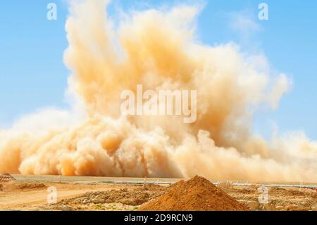 Tempesta di polvere nel deserto durante l'esplosione di dinamite sul Cantiere nel Medio Oriente Foto Stock