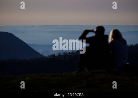 Ochsenwang, Germania. 07 novembre 2020. Gli escursionisti godono di un'ampia vista da Breitenstein sul bordo dell'Alb Svevo nella pianura. Credit: Marijan Murat/dpa/Alamy Live News Foto Stock