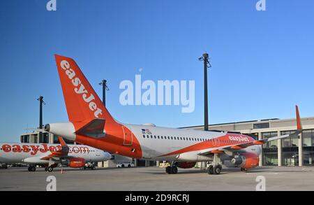 04 novembre 2020, Brandeburgo, Schönefeld: Gli aeromobili passeggeri della compagnia aerea britannica easyJet si trovano al molo a sud dell'aeroporto della capitale Berlino Brandenburg "Willy Brandt" (BER). Foto: Patrick Pleul/dpa-Zentralbild/ZB Foto Stock