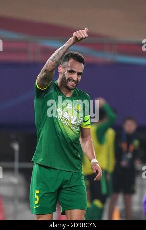 Suzhou, provincia cinese di Jiangsu. 7 Nov 2020. Renato Augusto di Beijing Guoan reagisce durante la diciannovesima partita tra Beijing Guoan e Shanghai SIGG alla stagione 2020 Chinese Football Association Super League (CSL) Suzhou Division a Suzhou, nella provincia di Jiangsu della Cina orientale, 7 novembre 2020. Credit: Li Bo/Xinhua/Alamy Live News Foto Stock