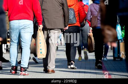 Hannover, Germania. 07 novembre 2020. Il centro della città è molto pieno di gente con borse per lo shopping. A seguito di un aumento delle infezioni da corona nella regione di Hannover, è ora necessario indossare maschere in aree pubbliche molto frequentate. Credit: Hauke-Christian Dittrich/dpa/Alamy Live News Foto Stock