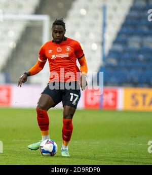 Huddersfield, Yorkshire, Regno Unito. 7 novembre 2020 il John Smiths Stadium, Huddersfield, Yorkshire, Inghilterra; campionato di calcio inglese della lega di calcio, Huddersfield Town contro Luton Town; Pelly Ruddock di Luton Town sul pallone Foto Stock