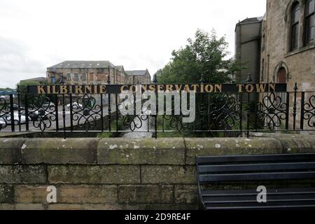 Kilbirnie North Ayrshire, Scozia, UK Street Improvements , ringhiera in ferro battuto recentemente rimontata e restaurata con oro su scritte nere che dicono ' Kilbirnie Conservation Town' Foto Stock