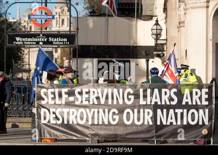 Bandiera di protesta contro il governo al di fuori del Parlamento a Westminster, Londra, Regno Unito. I bugiardi self-serving stanno distruggendo la nostra nazione. Protestare Foto Stock