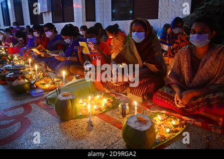 I devoti offrono preghiere al tempio Shri Shri Lokanath Brahmachari Ashram durante il festival di digiuno religioso indù di 'Rakher Upobash' a Dhaka. Foto Stock