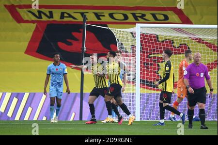 Andre Grey di Watford (al centro) celebra il primo gol del suo fianco con Tom Cleverley durante la partita del campionato Sky Bet a Vicarage Road, Watford. Foto Stock