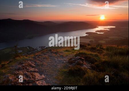 Tramonto sul lago Bassentwaite da Dodd, Lake District, Cumbria, Regno Unito Foto Stock