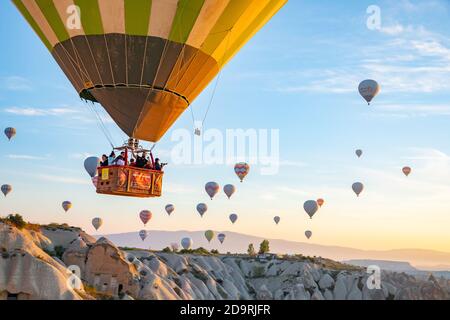 Voli in mongolfiera sulle valli della Cappadocia all'alba Foto Stock