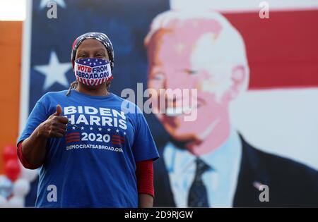 Beryl McCrainey Slevin, originario della California, a Ballina, Co. Mayo, Irlanda, mentre i residenti iniziano le celebrazioni nella casa ancestrale del candidato presidenziale americano Joe Biden in previsione dei risultati delle elezioni americane come Biden si avvicina alla vittoria su Donald Trump. Foto Stock