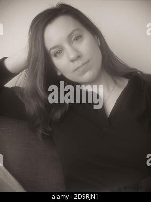 Un ritratto di una giovane donna in bianco e nero Foto Stock