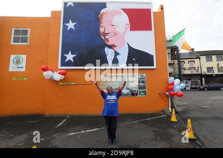 Beryl McCrainey Slevin, originario della California, a Ballina, Co. Mayo, Irlanda, mentre i residenti iniziano le celebrazioni nella casa ancestrale del candidato presidenziale americano Joe Biden in previsione dei risultati delle elezioni americane come Biden si avvicina alla vittoria su Donald Trump. Foto Stock