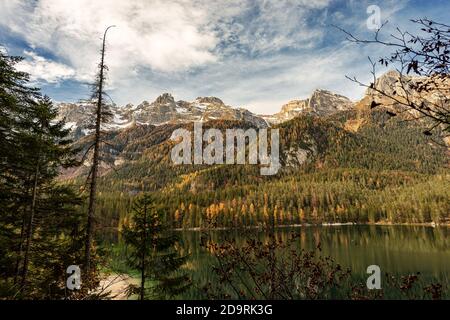 Lago di Tovel, piccolo e bellissimo lago delle Alpi Italiane, Parco Nazionale dell'Adamello Brenta. Trentino Alto Adige, provincia Trento, Italia. Foto Stock