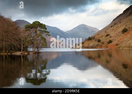 Great Gable dall'estremità occidentale di Wast Water, Lake District, UK Foto Stock