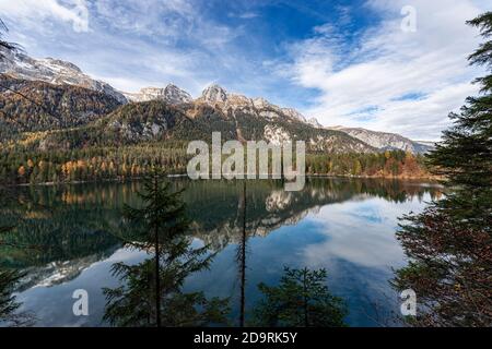 Lago di Tovel, piccolo e bellissimo lago delle Alpi Italiane, Parco Nazionale dell'Adamello Brenta. Trentino Alto Adige, provincia Trento, Italia. Foto Stock