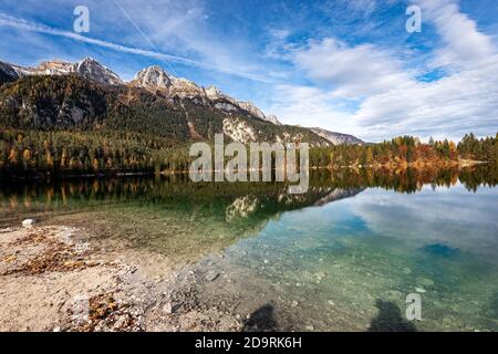 Lago di Tovel, piccolo e bellissimo lago delle Alpi Italiane, Parco Nazionale dell'Adamello Brenta. Trentino Alto Adige, provincia di Trento, Italia, Europa. Foto Stock